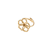Bague dorée Oria ajustable ornée d'une fleur - Bijou sur fond blanc