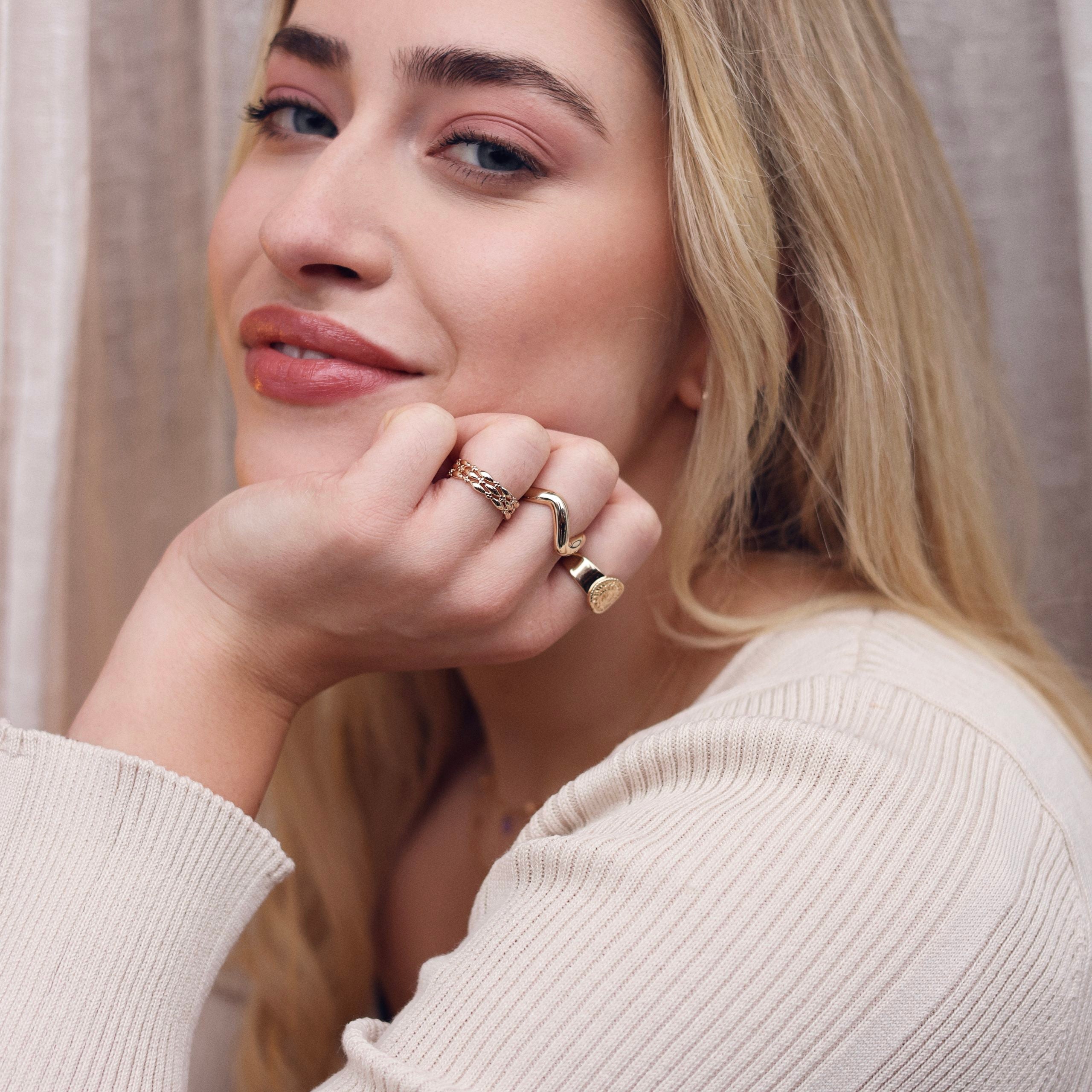 bague dorée EMMIE Chloé Rose Genève - Bijou porté