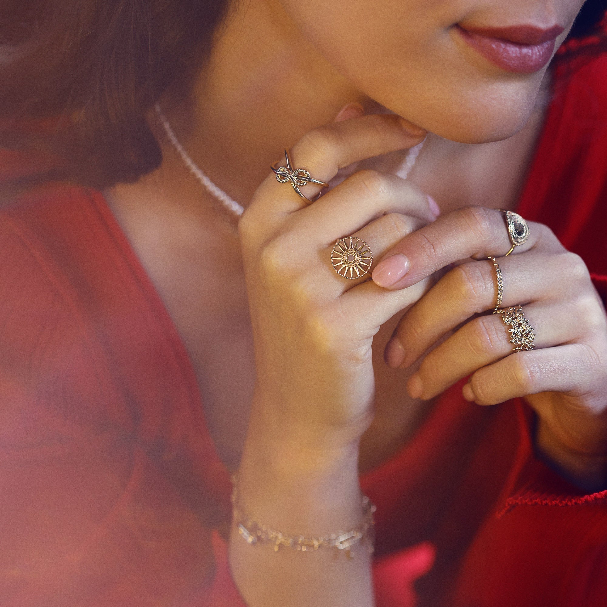 Bague dorée soleil Soledad - Bijou porté