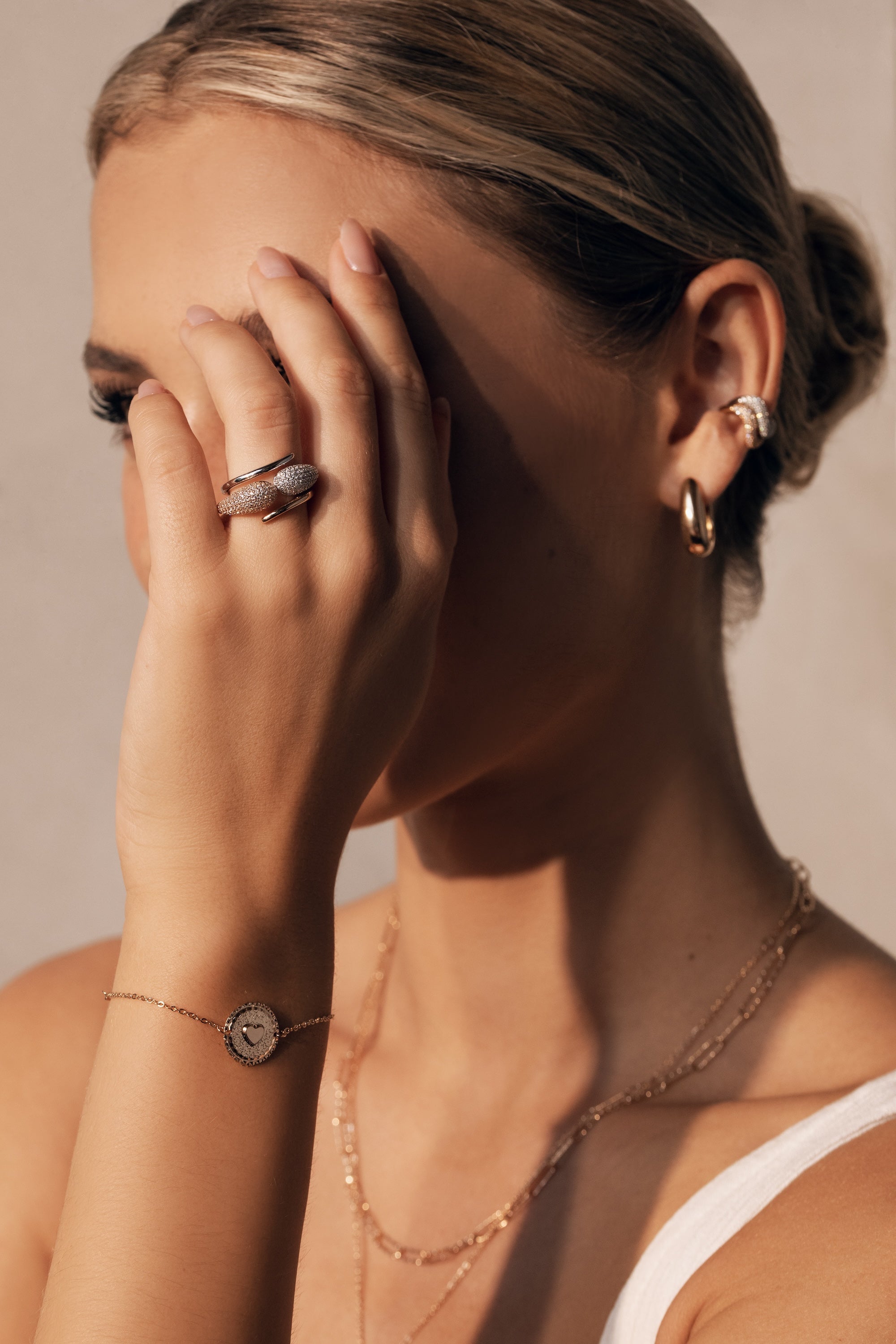 Bague dorée Youri goutte zircons - Bijou porté