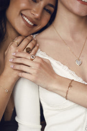 Bague chevalière personnalisable à graver dorée Lana - Bijou porté