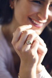 Bague chevalière dorée Lana pour gravure ovale sertie de zircons - Bijou porté