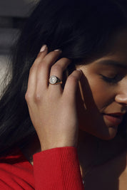 Bague chevalière dorée Lana pour gravure ovale sertie de zircons - Bijou porté