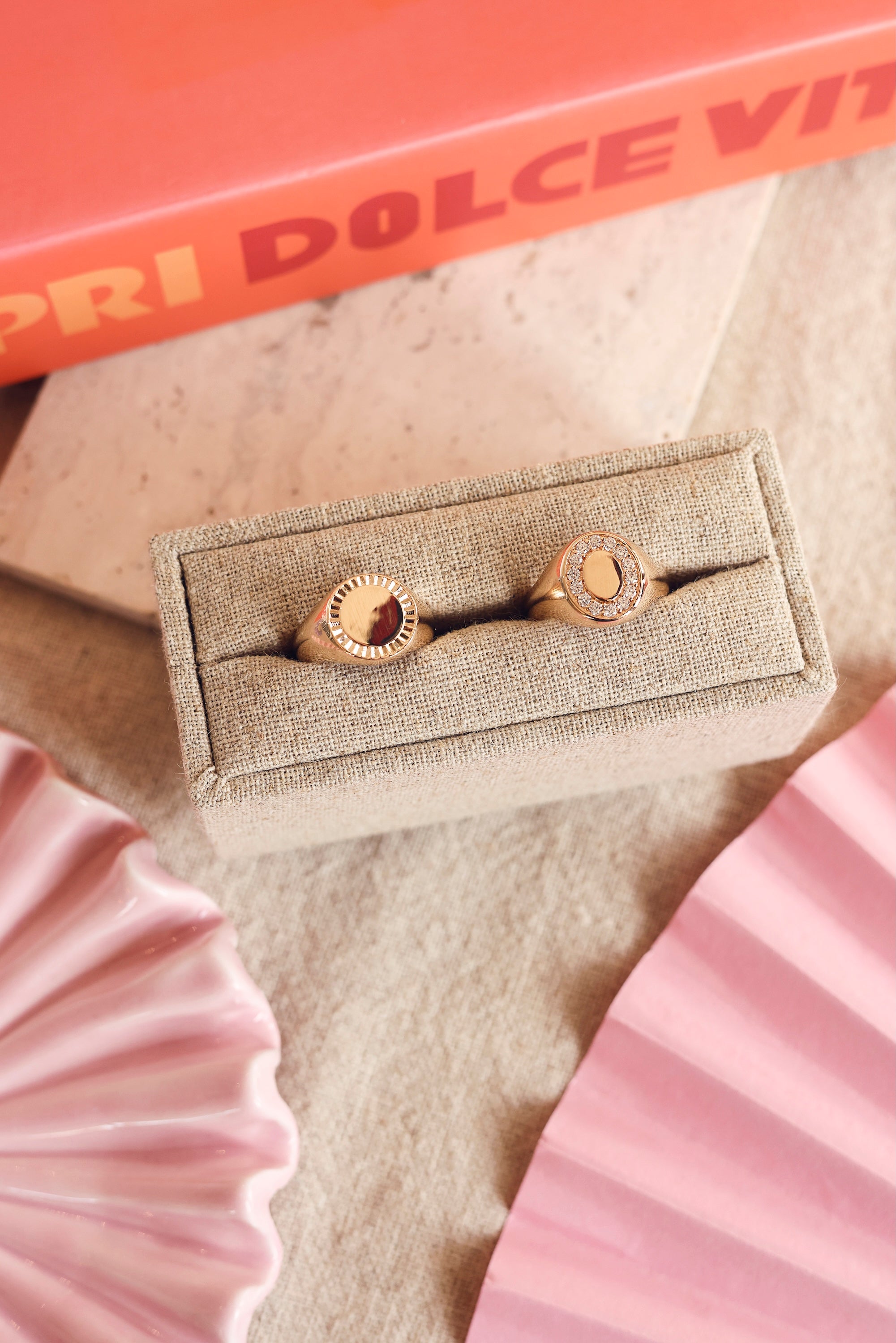 Bague chevalière dorée Lana pour gravure ovale sertie de zircons - Bijou porté