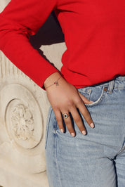 Bague chevalière dorée Lana pour gravure ovale sertie de zircons - Bijou porté