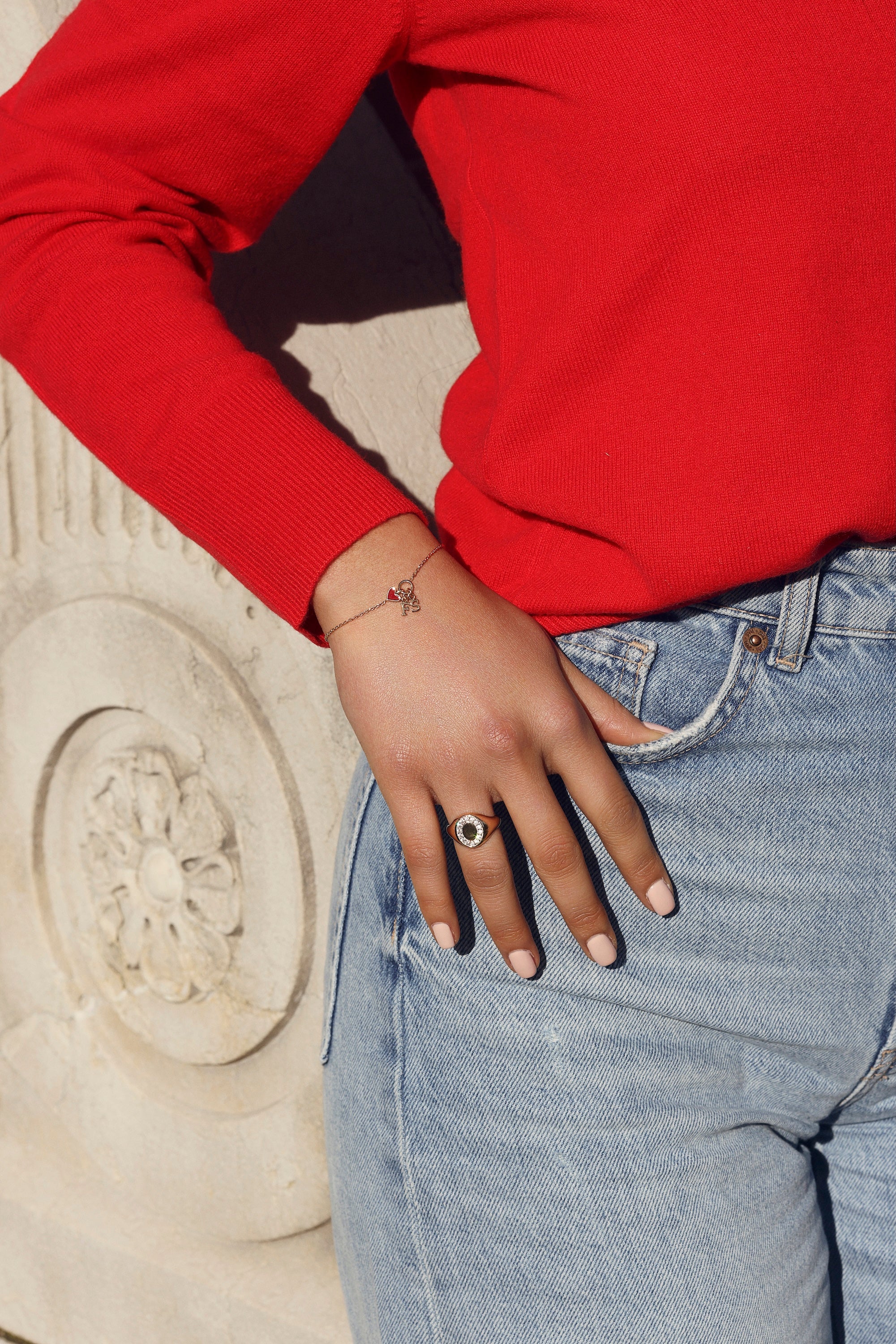 Bague chevalière dorée Lana pour gravure ovale sertie de zircons - Bijou porté