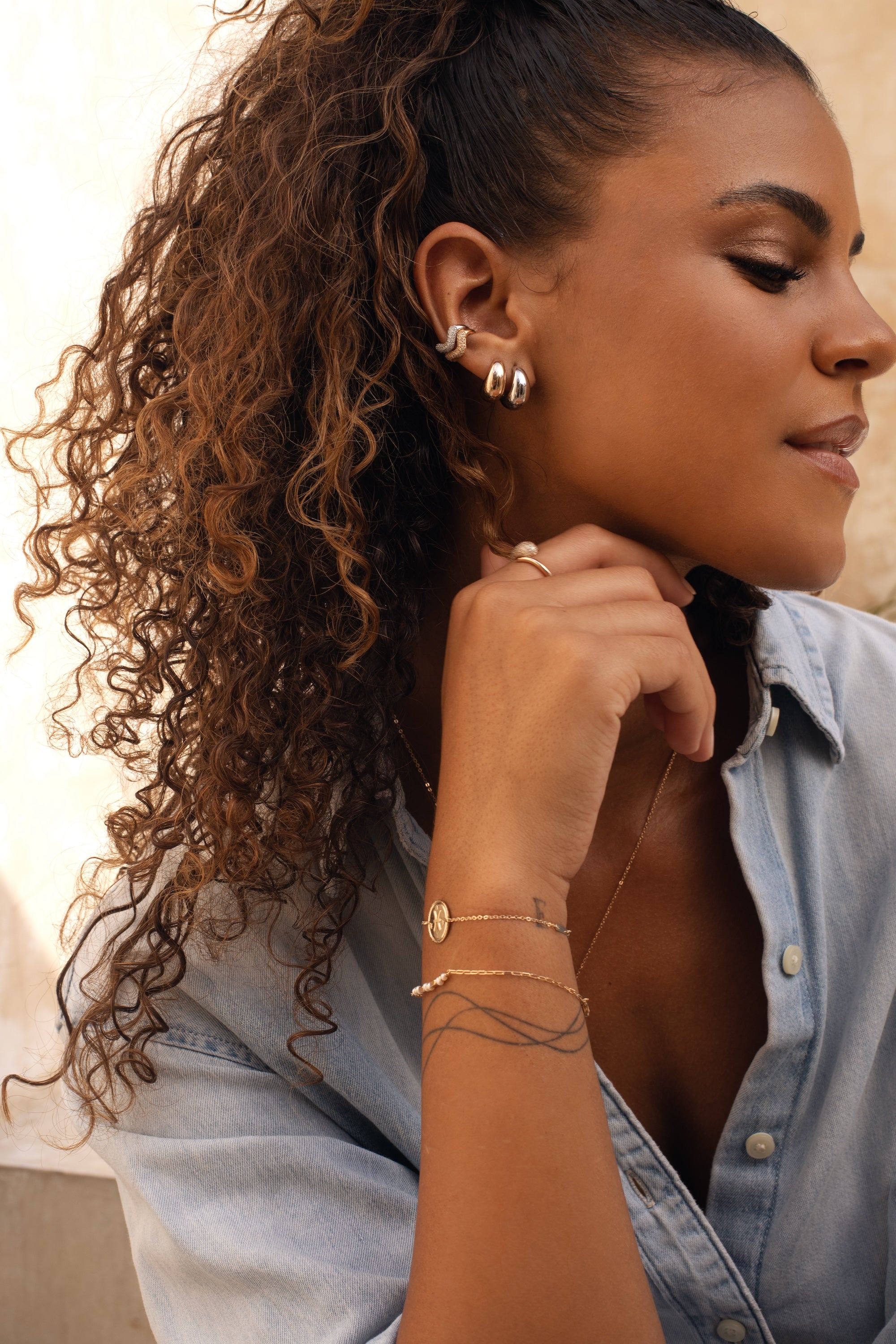 Bague d'oreille Dune en argent en forme de vague sertie de zircons - Bijou porté