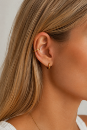 Bague d'oreille dorée Lucia ornée d'un contour perlé - Bijou porté