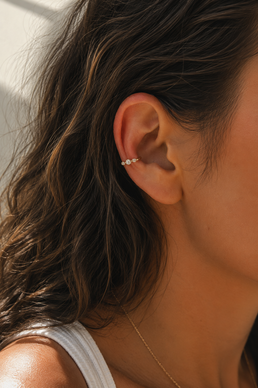 Bague d'oreille dorée Popy sertie de trois zircons - Bijou porté