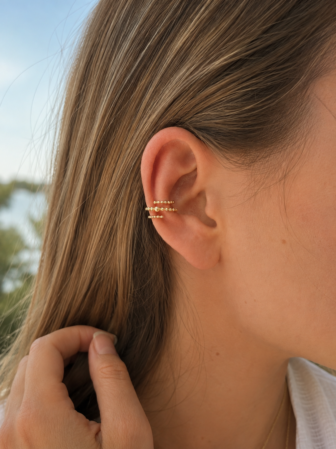 Bague d'oreille dorée Yasmine effet triple perlée - Bijou porté