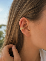 Bague d'oreille dorée Yasmine effet triple perlée - Bijou porté