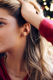 Bague d’oreille dorée Phil rose ornée de zircons roses - Bijou porté