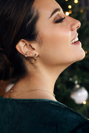 Bague d’oreille dorée Phil vert ornée de zircons et de pierres naturelles - Bijou porté