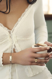 Bague chevalière dorée Laura pour gravure ronde avec contour strié - Bijou porté