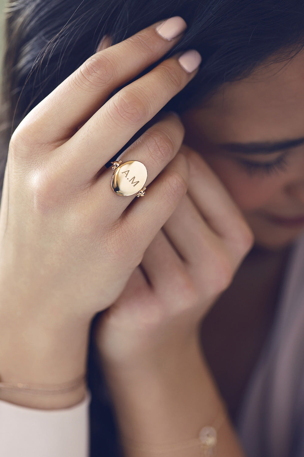 Bague réversible ovale Joya personnalisable dorée pour gravure - Bijou porté