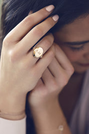Bague réversible ovale Joya personnalisable dorée pour gravure - Bijou porté