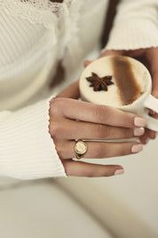 Bague chevalière dorée Laura pour gravure ronde avec contour strié - Bijou porté