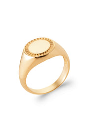 Bague chevalière personnalisable à graver dorée Laura - Bijou photographié sur fond blanc