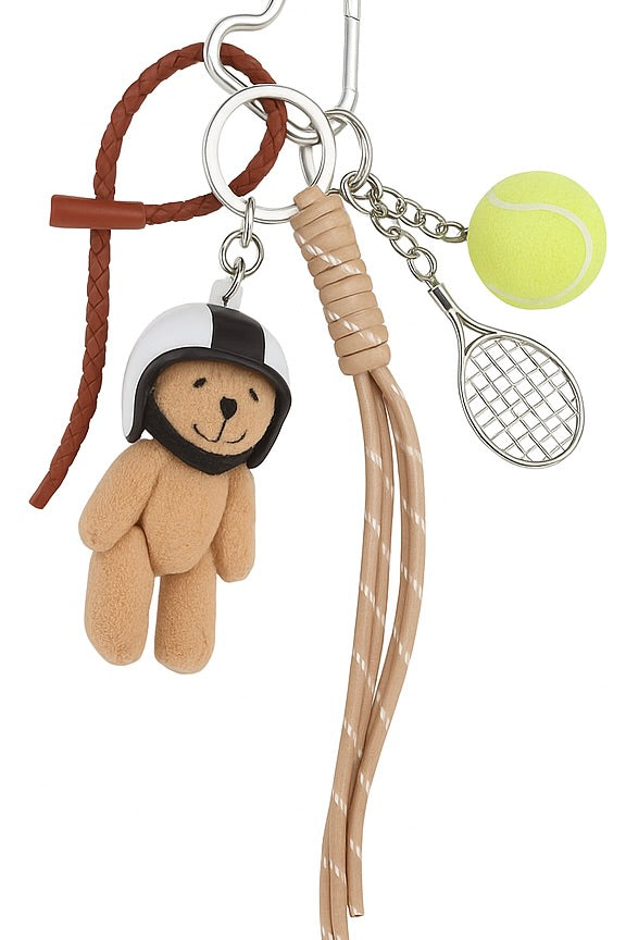 Bijou de sac ourson avec un casque blanc et noir, une balle de tennis et une mini raquette à porter sur un sac ou en porte-clé - Photographié sur fond blanc