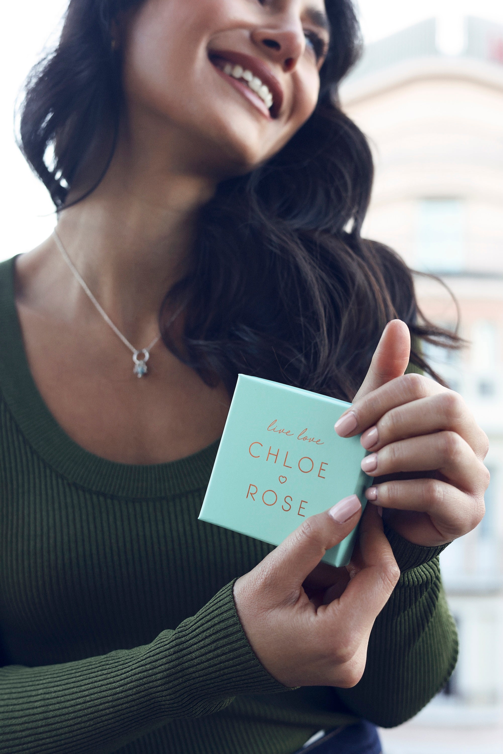 Boîte à bijou Chloé Rose portée dans les mains - Ambiance - Packaging