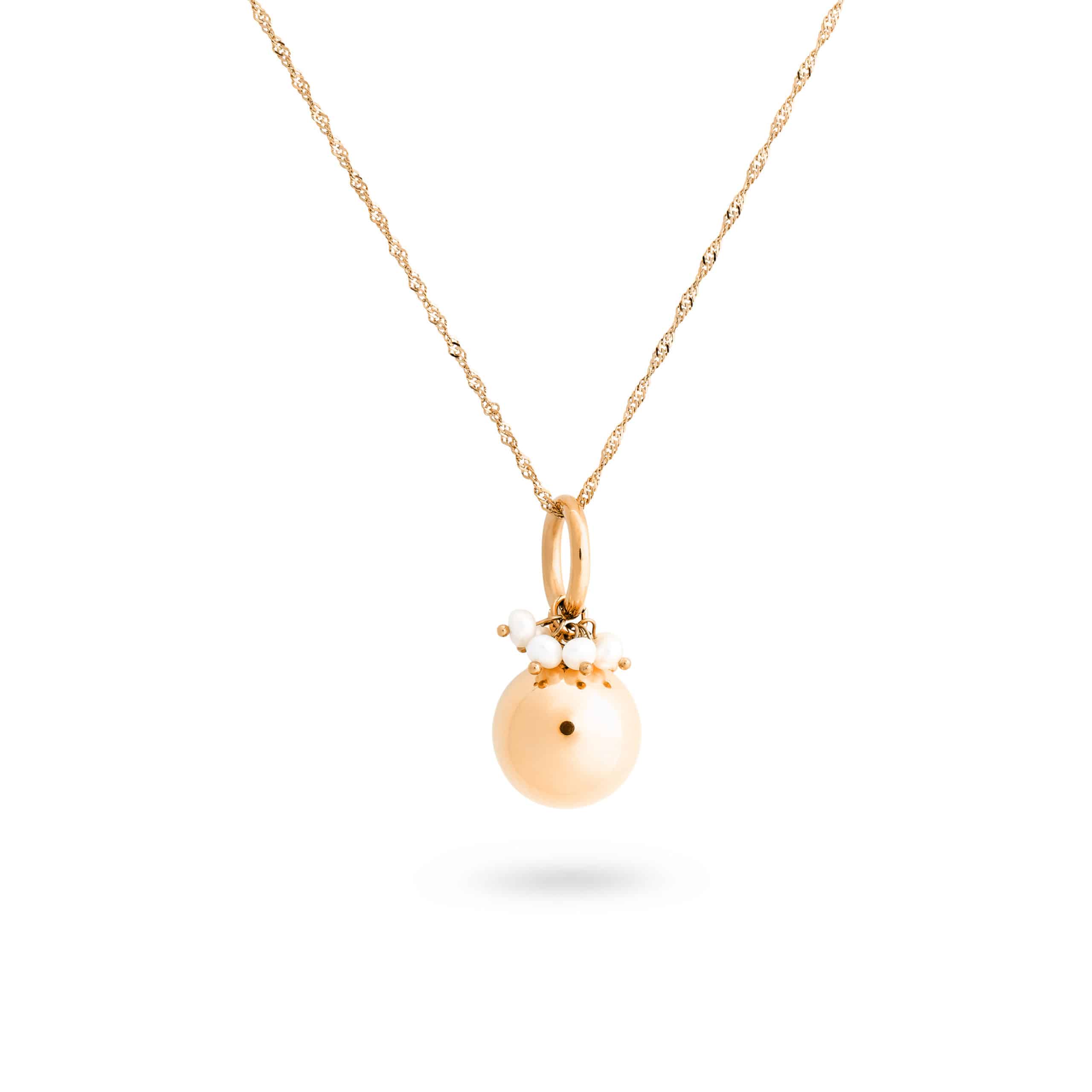 Collier sautoir doré pour femme enceinte orné de nacre - Bijou photographié sur fond blanc