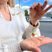 Collier sautoir doré pour femme enceinte avec écriture "mama love you" et pendentif cœur - Bijou porté