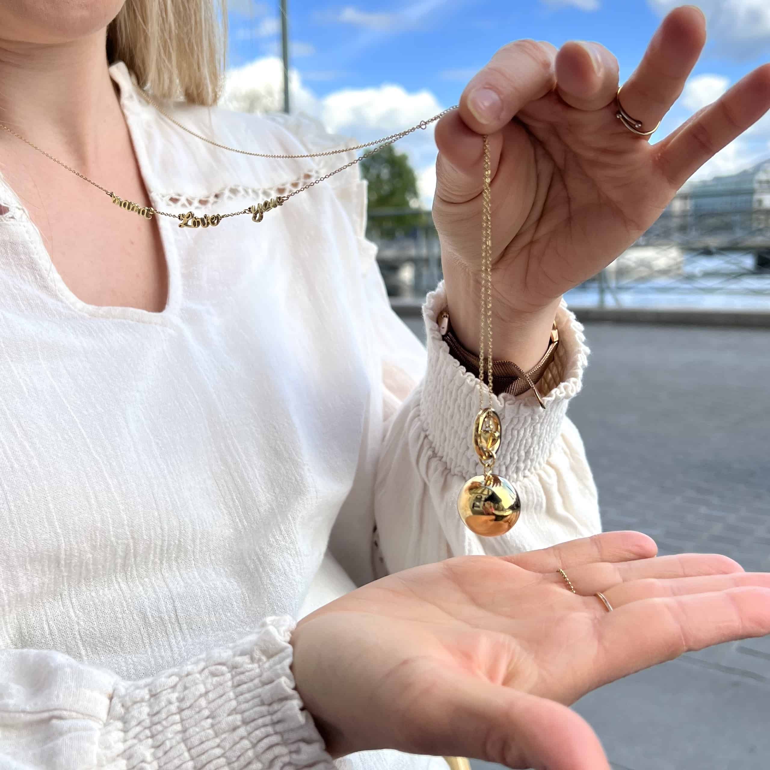 Collier sautoir doré pour femme enceinte avec écriture "mama love you" et pendentif cœur - Bijou porté