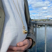 Collier sautoir doré pour femme enceinte orné de nacre - Bijou porté