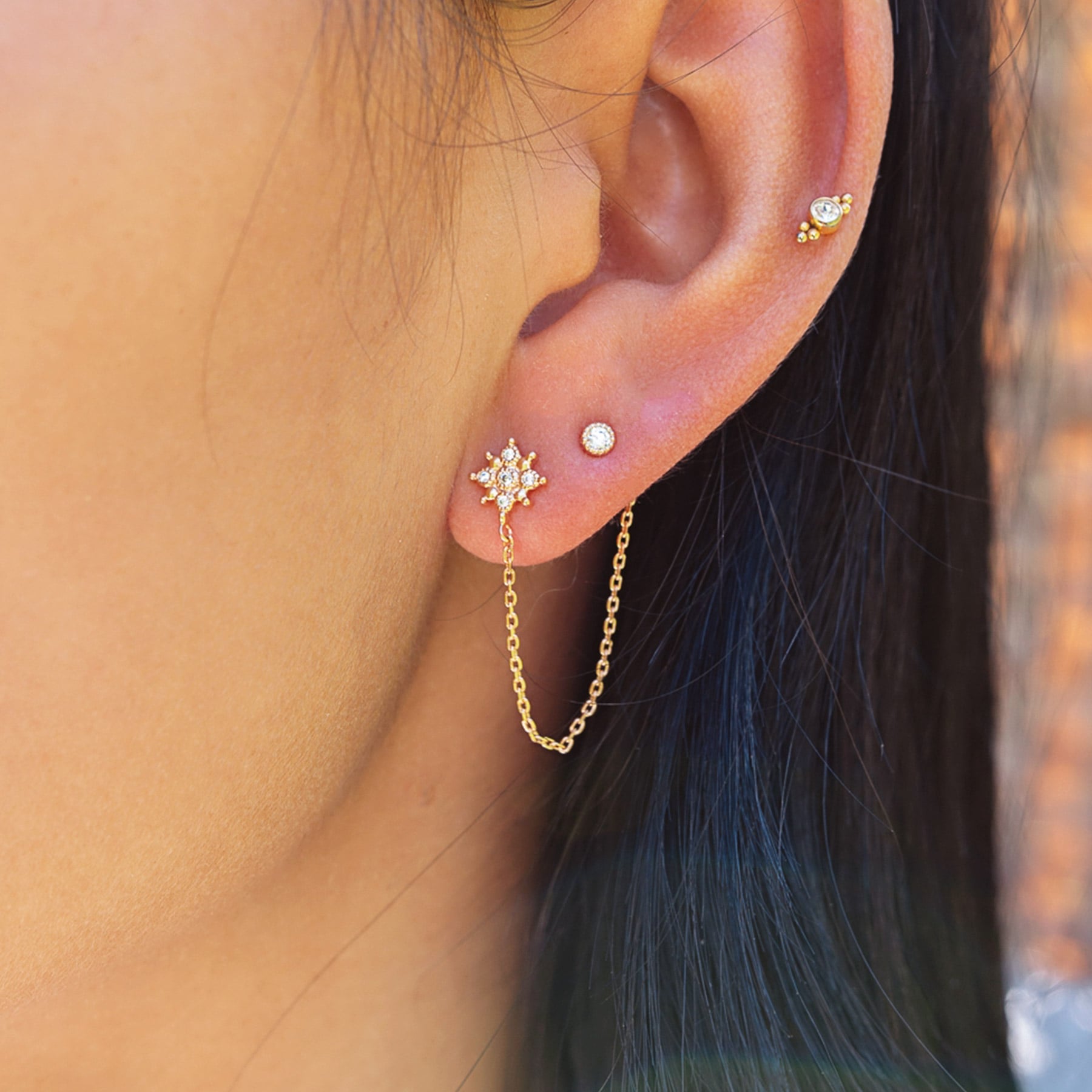 Boucle d'oreille unité chaîne zircons Caly - Bijou porté