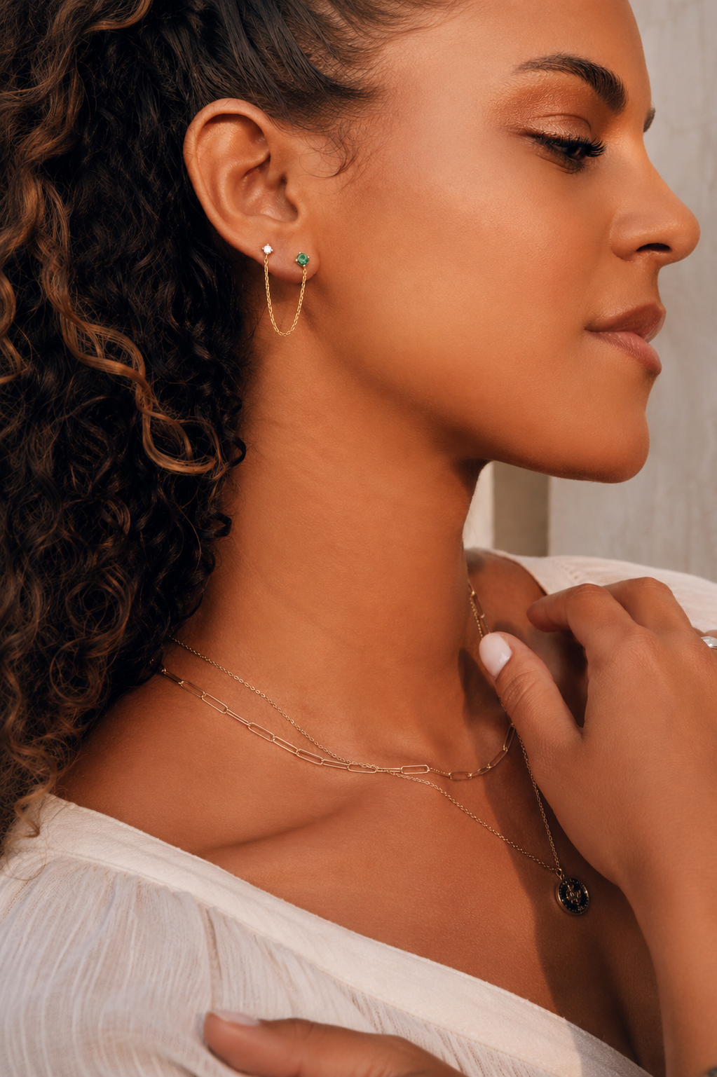 Boucle d'oreille unité chaîne Livia vert ornée de zircons vert et blanc - Bijou porté