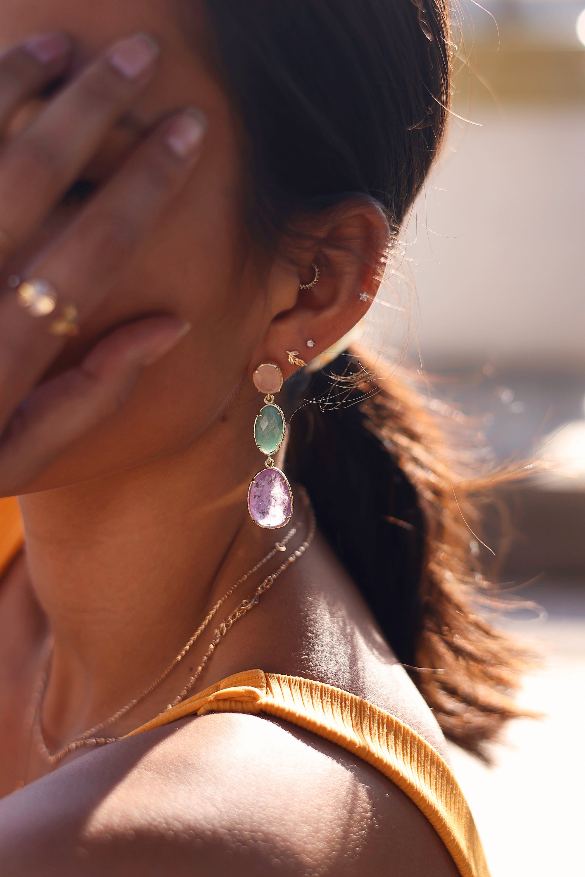 Boucles d'oreilles pendantes dorées Alissandra améthyste - Bijou porté