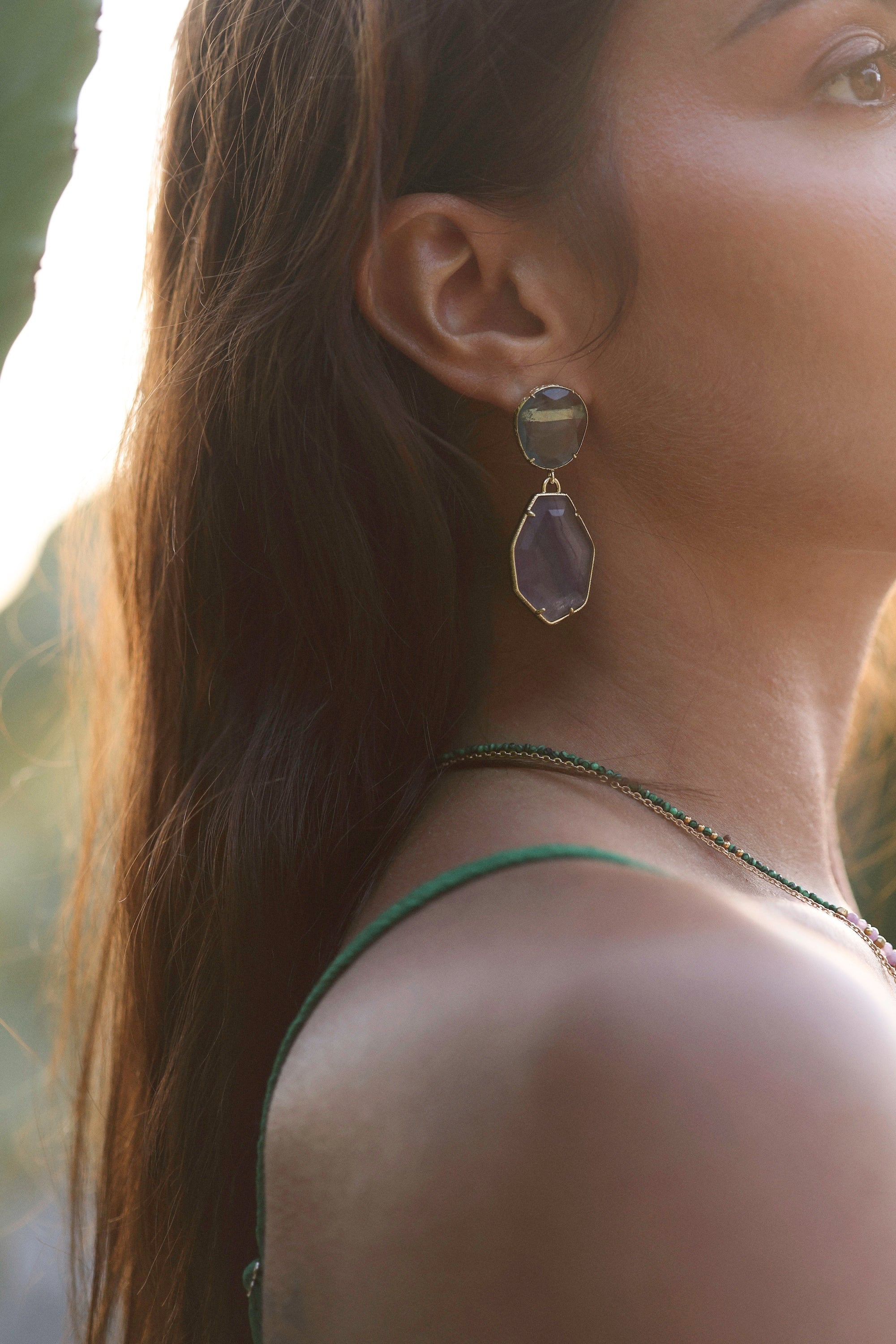 Boucles d'oreilles dorées pendantes Angelina améthyste - Bijou porté
