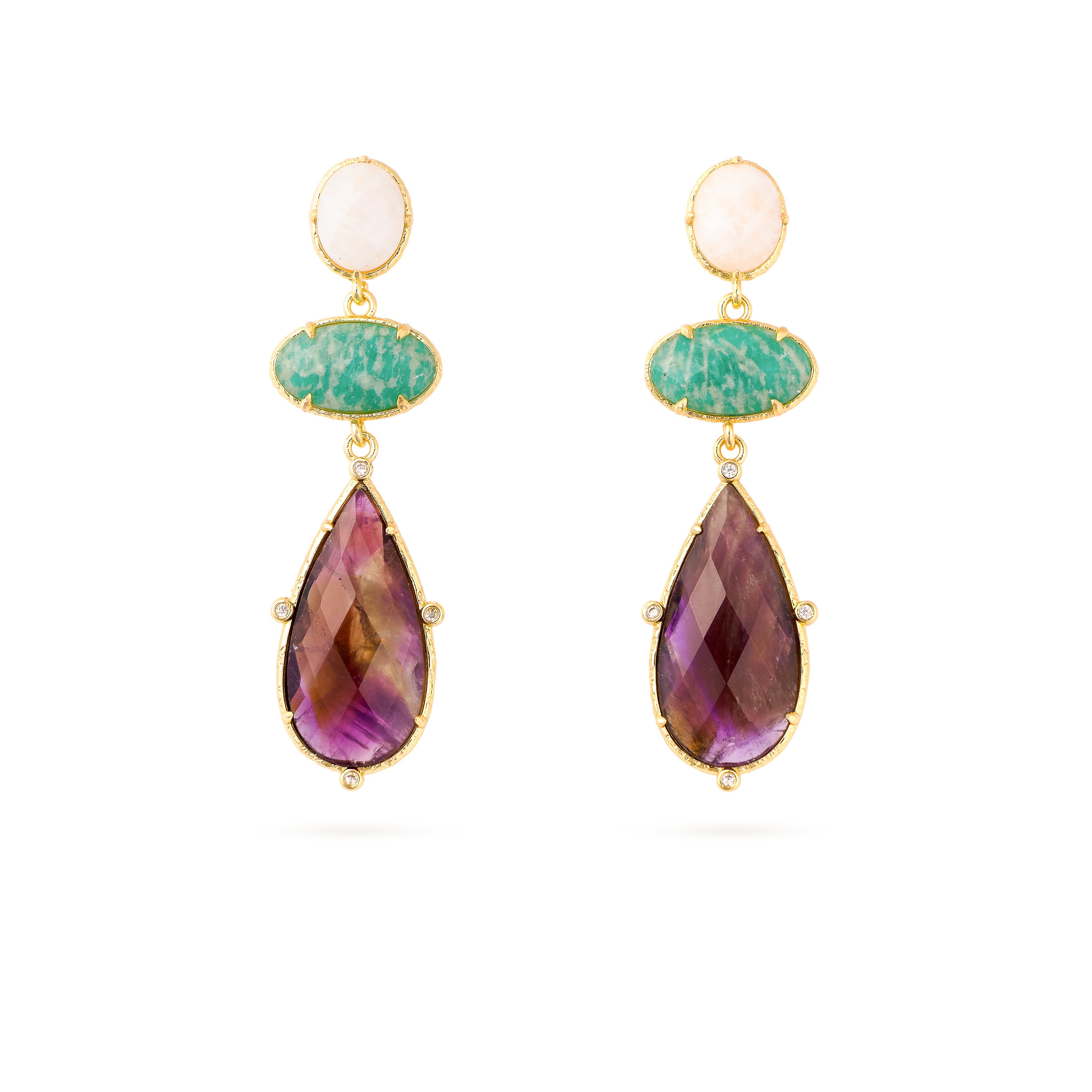 Boucles d'oreilles dorées Anghjula améthyste pendantes - Bijou photographié sur fond blanc