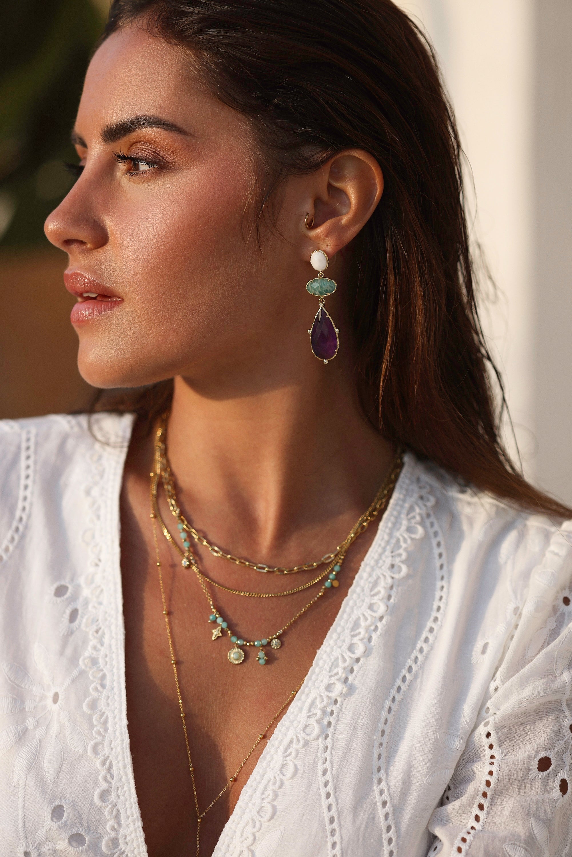 Boucles d'oreilles dorées Anghjula améthyste pendantes - Bijou porté