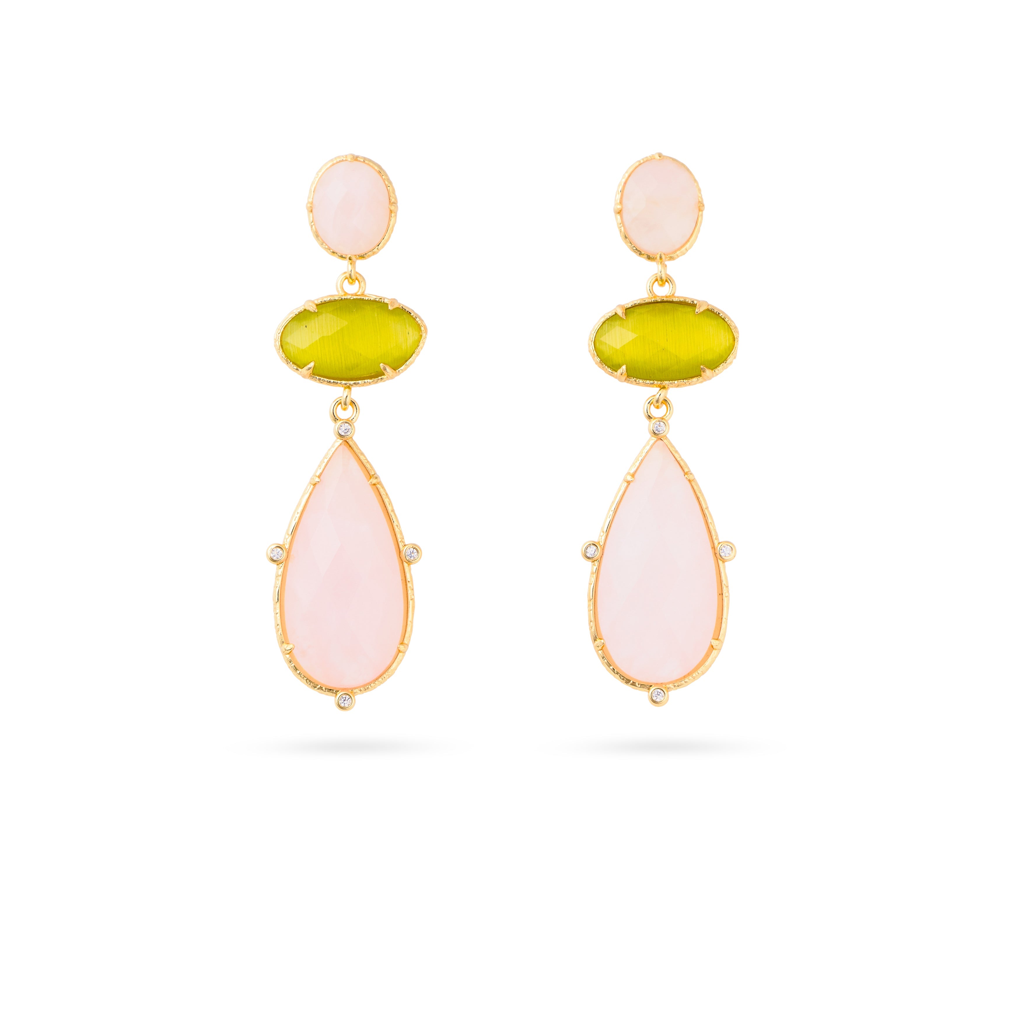 Boucles d'oreilles pendantes dorées Anghjula quartz rose et peridot - Bijou photographié sur fond blanc
