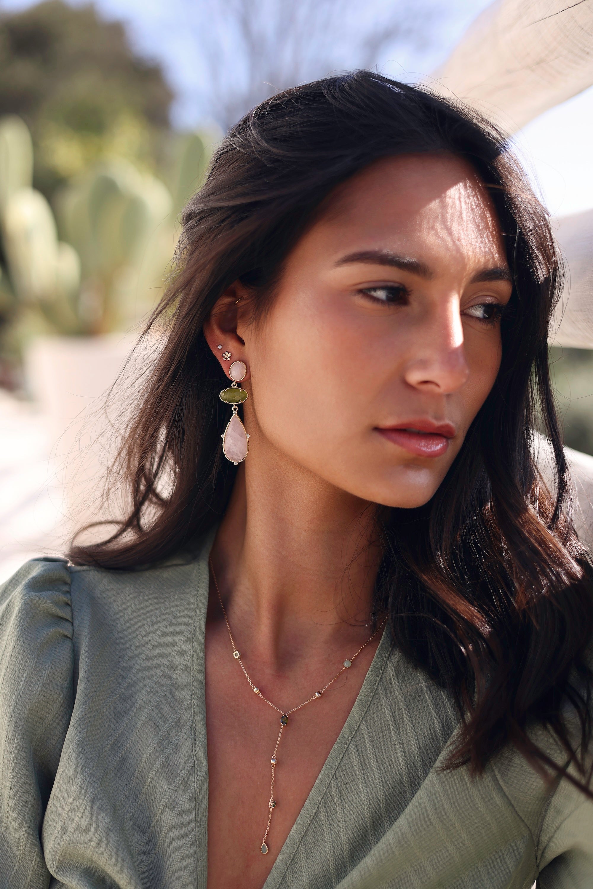 Boucles d'oreilles pendantes dorées Anghjula quartz rose et peridot - Bijou porté
