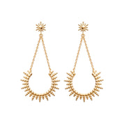 Boucles d'oreilles pendantes dorées Anouka soleil - Bijou photographié sur fond blanc