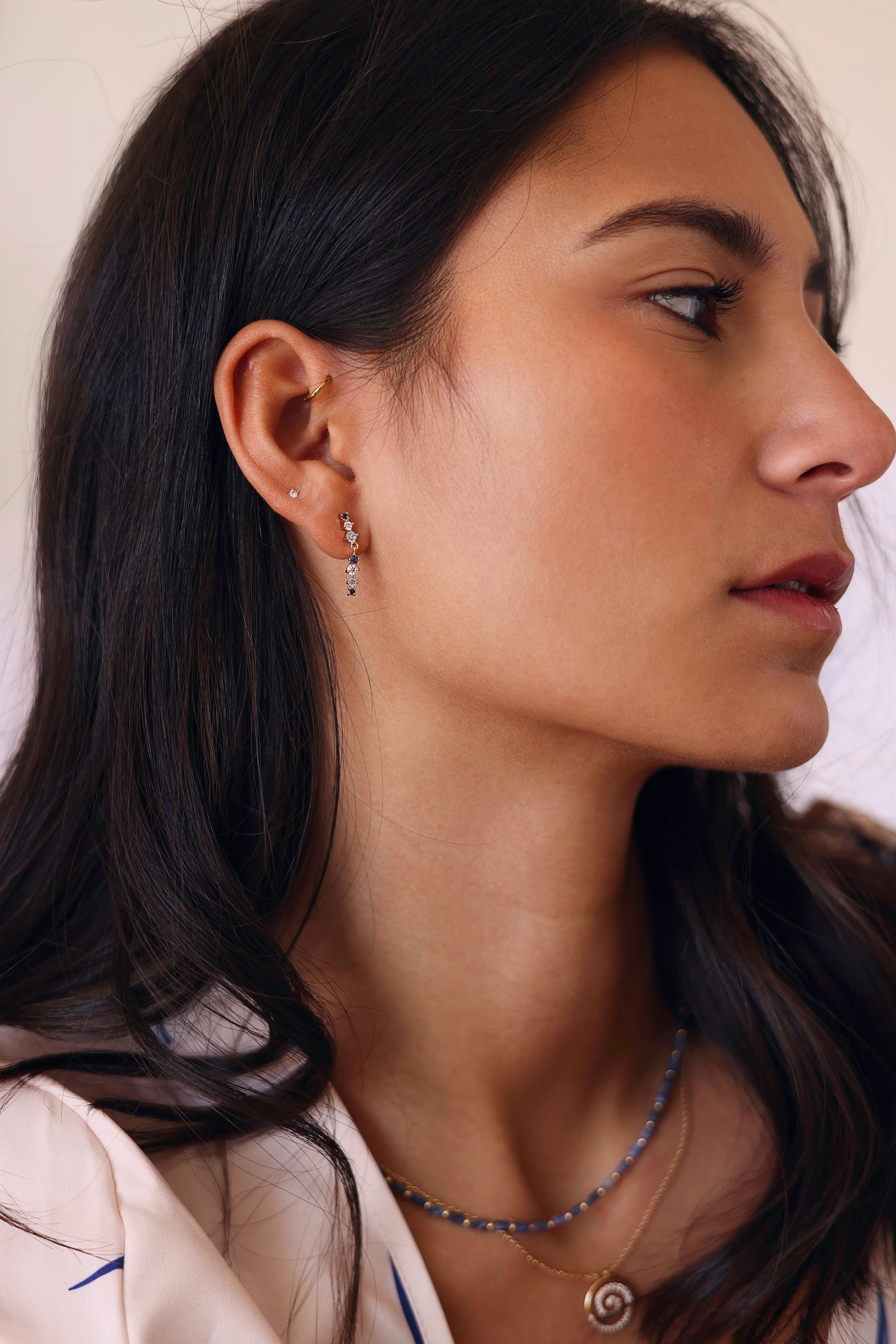 Boucles d'oreilles pendantes dorées Azur - Bijou porté