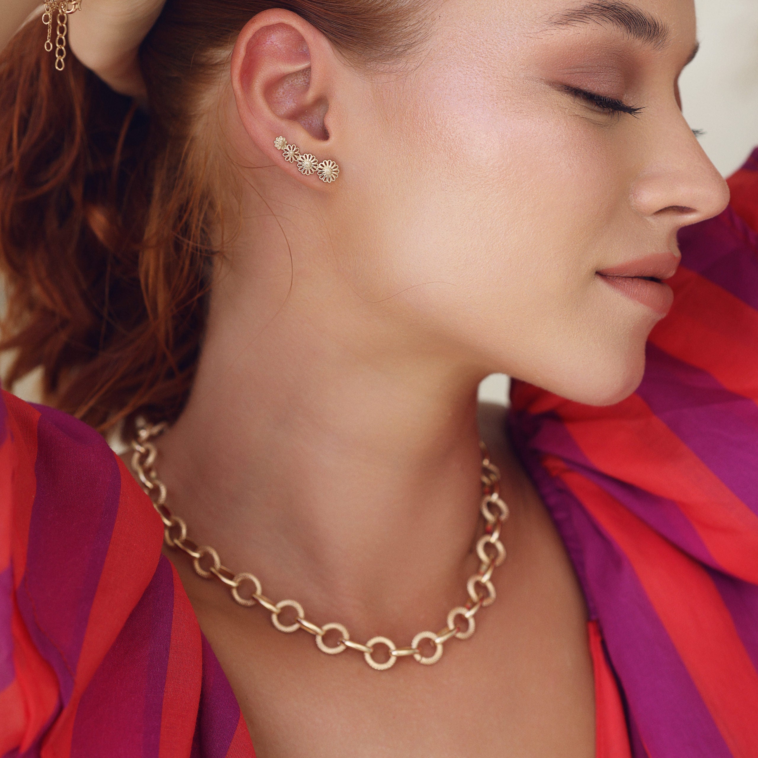 Boucles d'oreilles barrettes Enola dorées portées