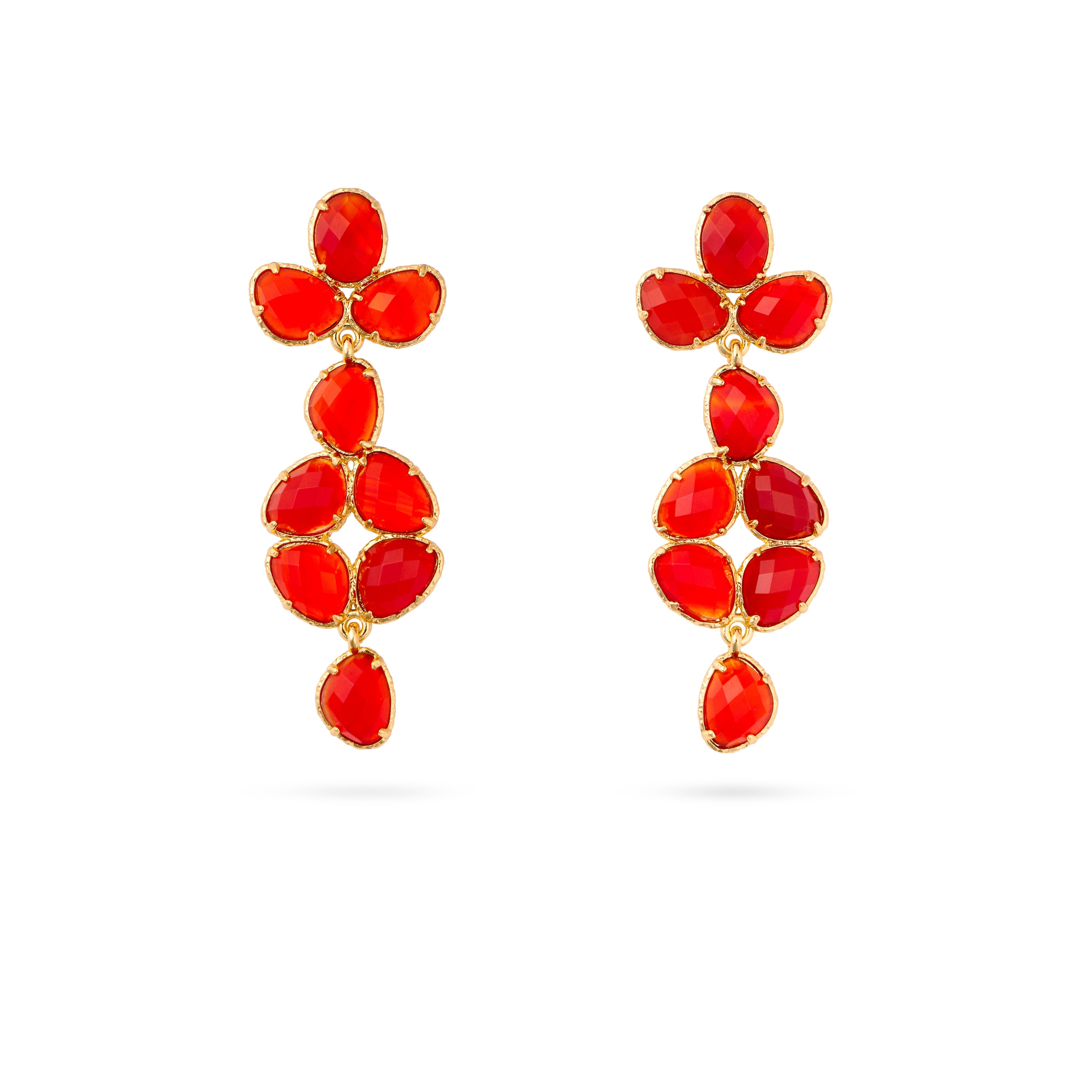 Boucles d'oreilles dorées Célia cornaline pendantes - Bijou photographié sur fond blanc