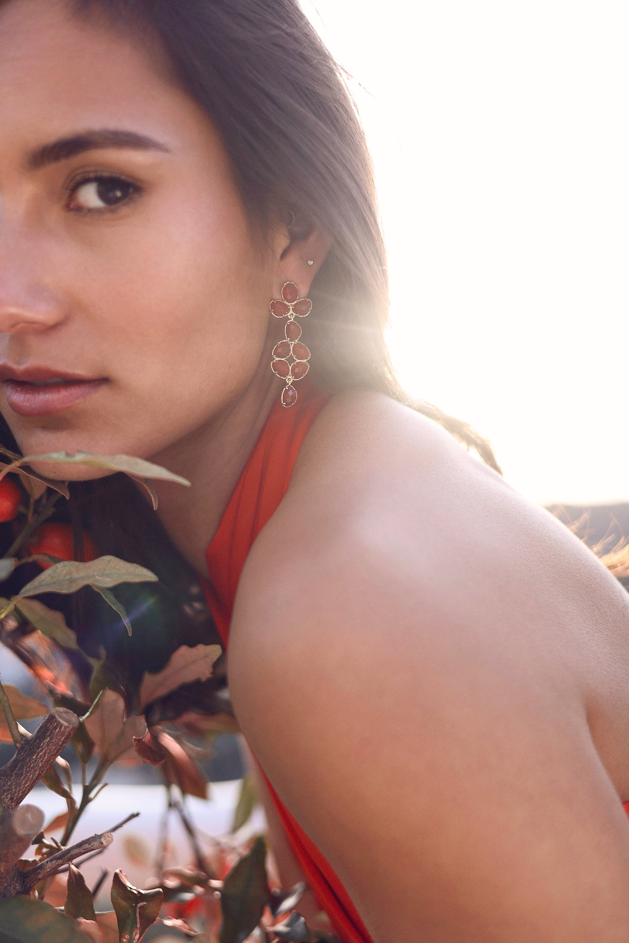 Boucles d'oreilles dorées Célia cornaline pendantes - Bijou porté