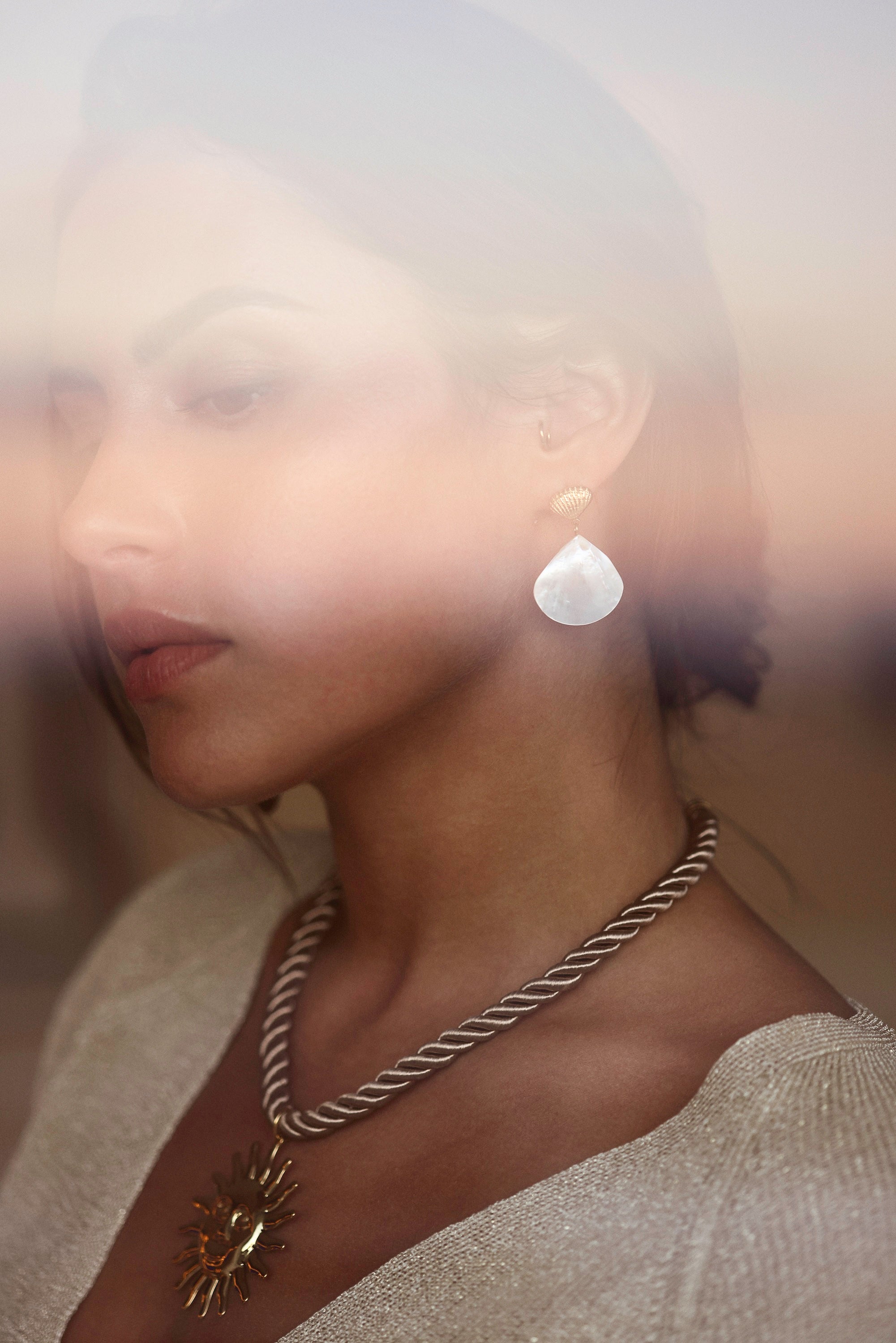 Boucles d'oreilles dorées Cory pendantes avec coquillage et nacre - Bijou porté