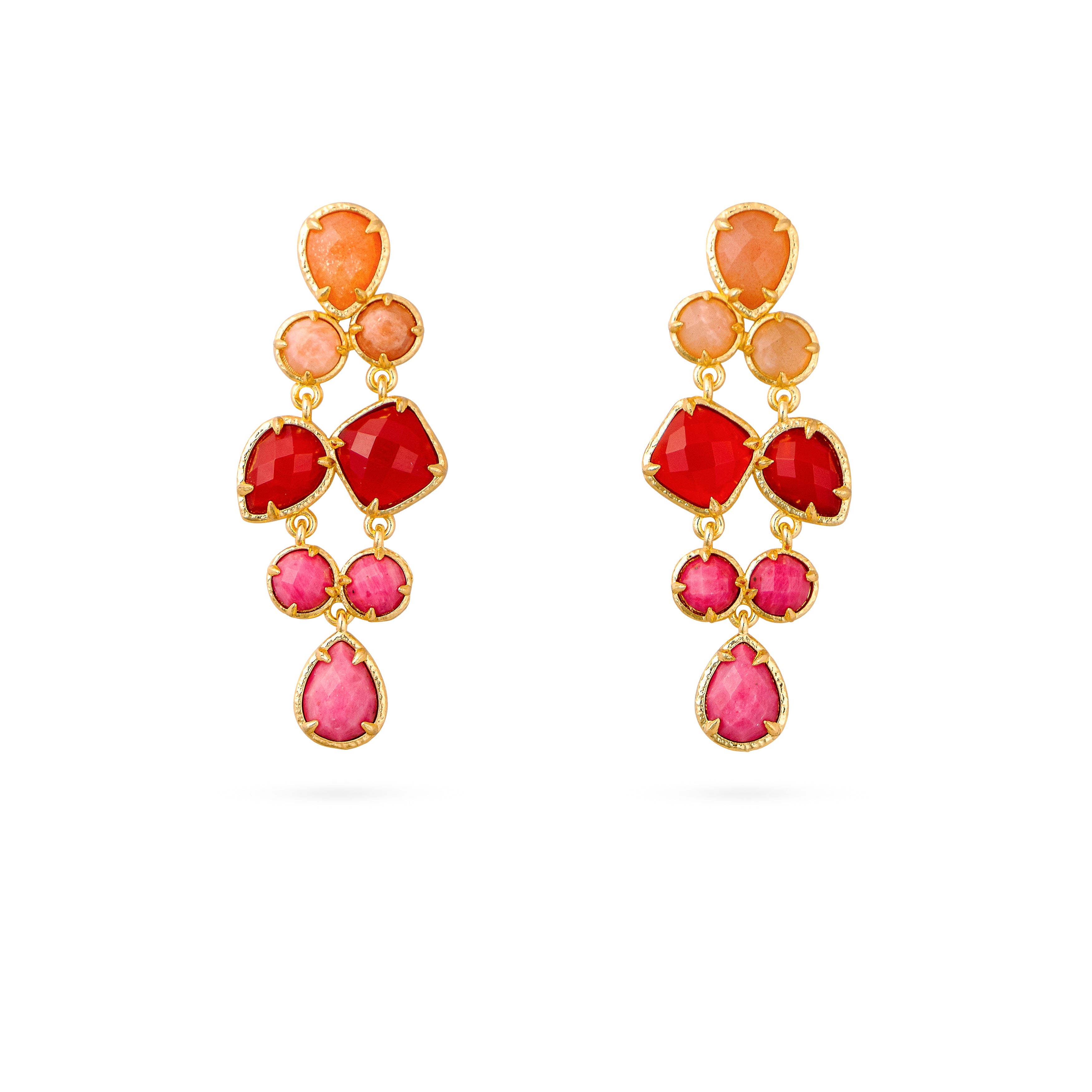 Boucles d'oreilles pendantes dorées Cristiana empierrées - Bijou photographié sur fond blanc
