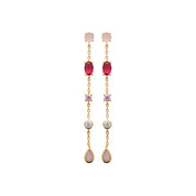 Boucles d'oreilles pendantes dorées Dalia rose avec zircons et quartz rose - Bijou photographié sur fond blanc