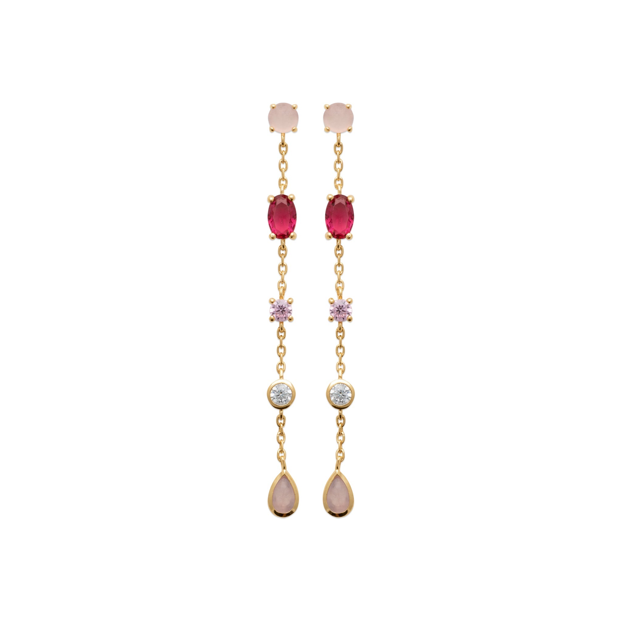 Boucles d'oreilles pendantes dorées Dalia rose avec zircons et quartz rose - Bijou photographié sur fond blanc