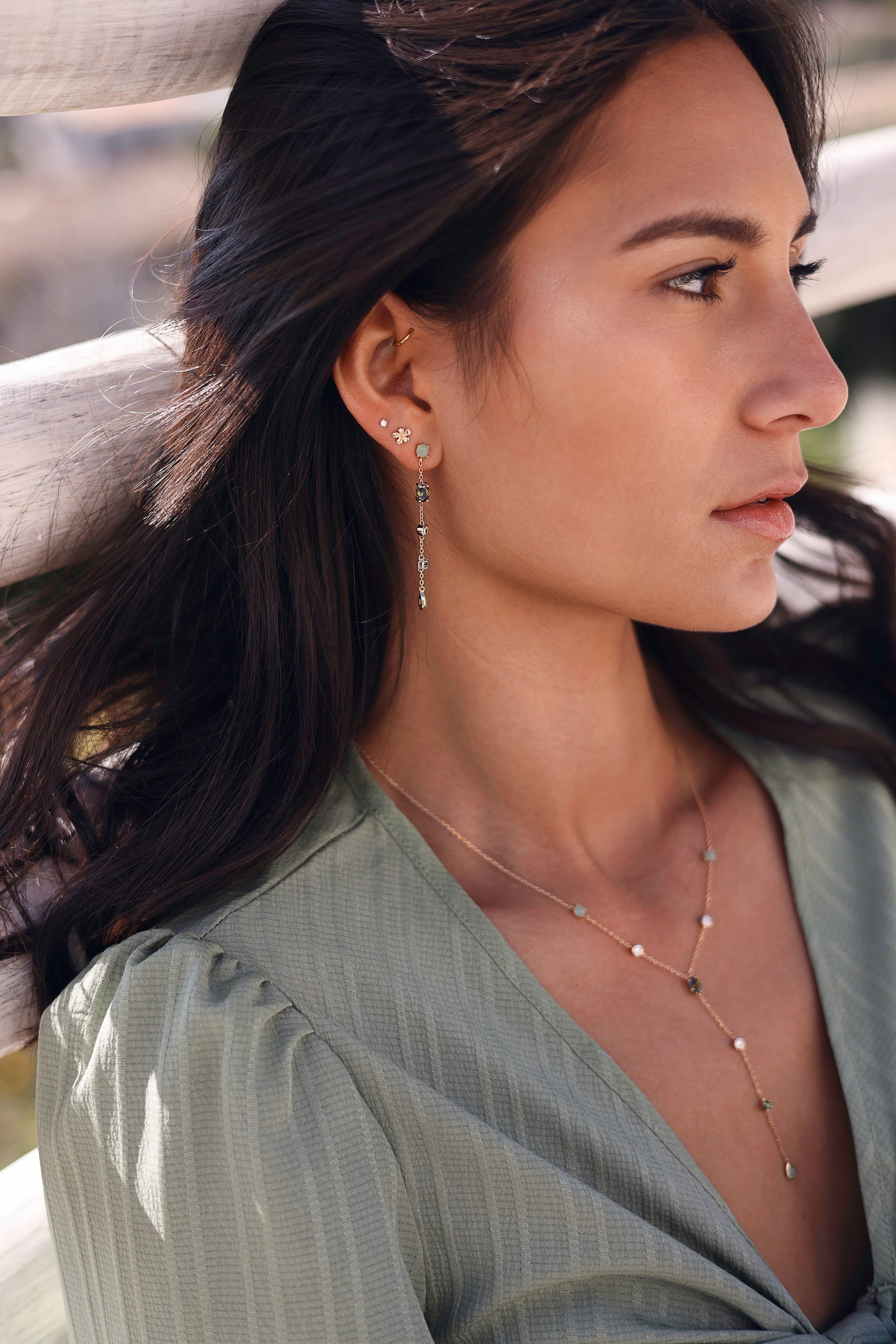 Boucles d'oreilles pendantes Dalia vert zircons et aventurine - Bijou porté