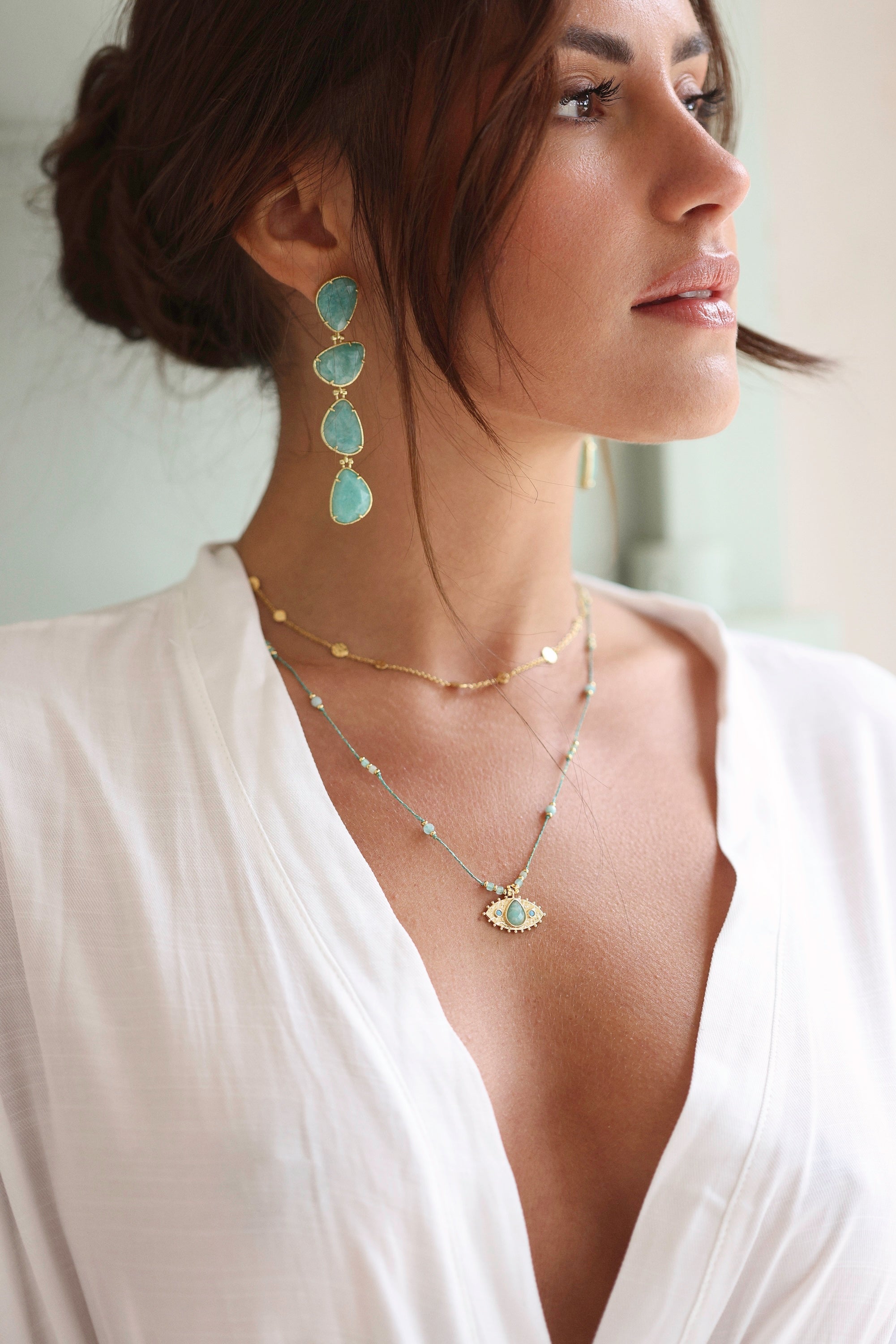 Boucles d'oreilles pendantes Daryna amazonite portées