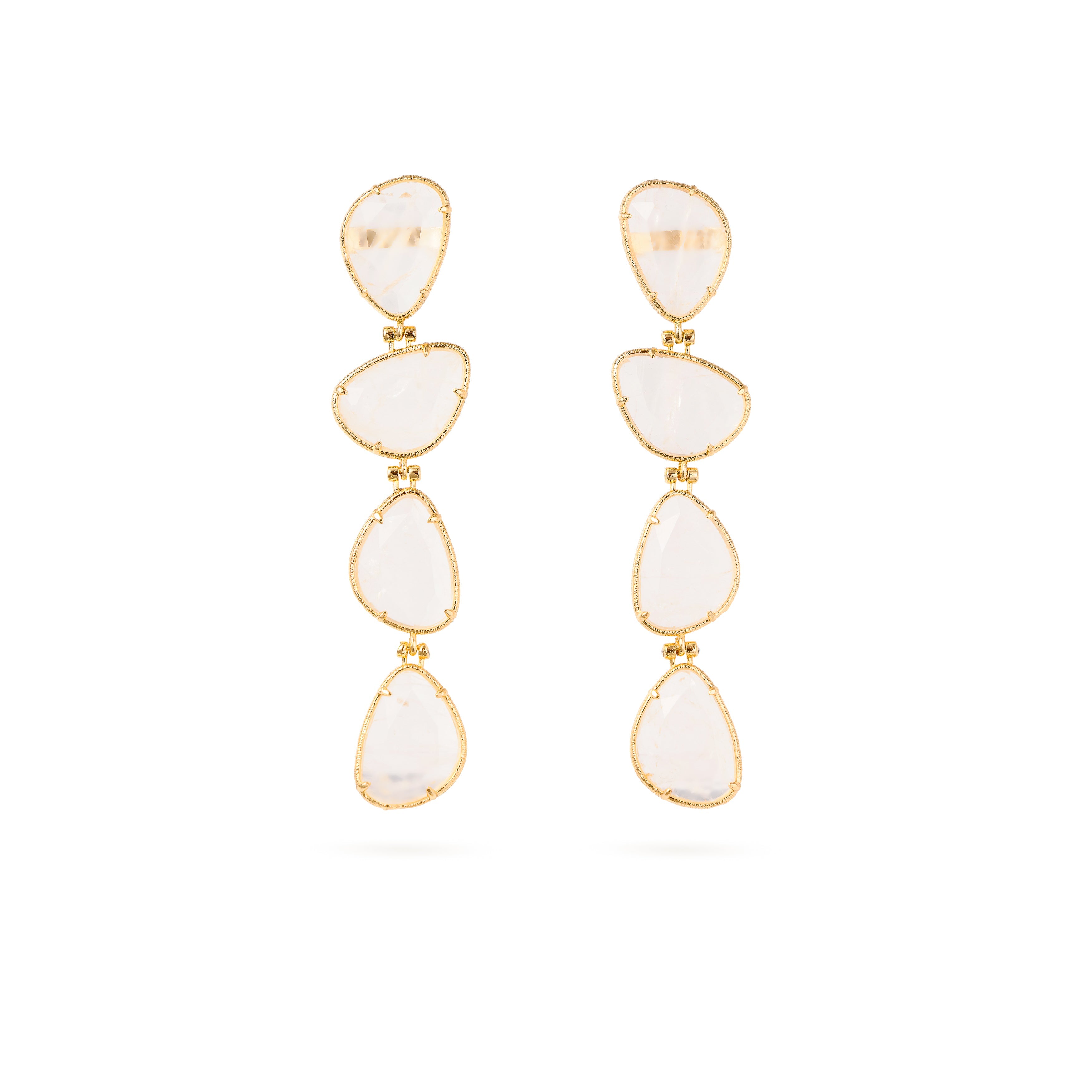 Boucles d'oreilles pendantes dorées Daryna en quartz blanc - Bijou photographié sur fond blanc