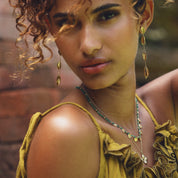 Boucles d'oreilles pendantes dorées Diah feuilles - Bijou porté