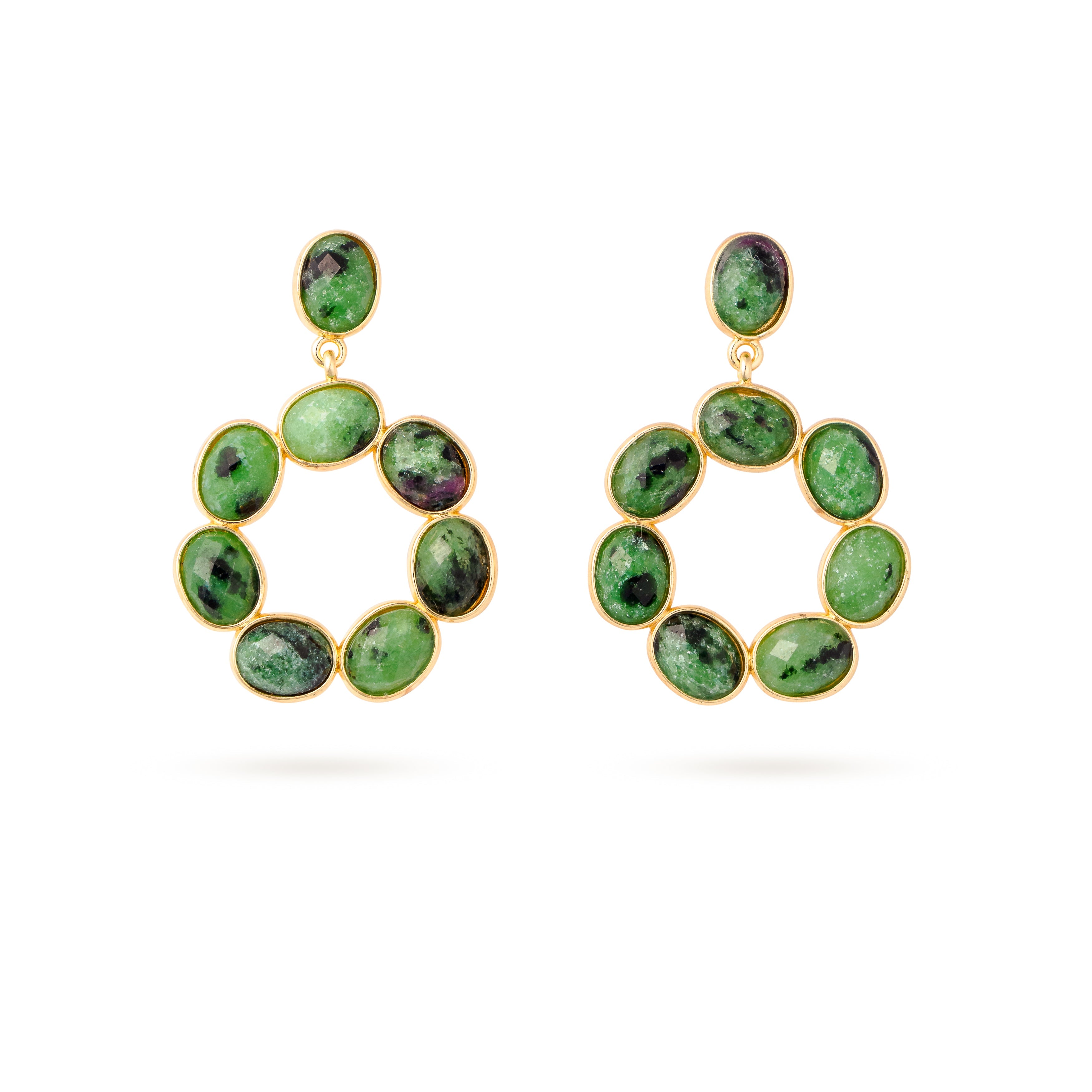 Boucles d'oreilles pendantes dorées Emmie en rubis zoïsite - Bijou photographié sur fond blanc